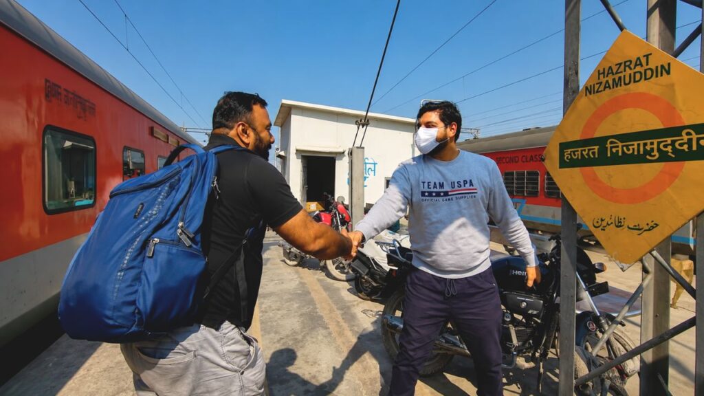 Arriving an Hazrat Nizamuddin Railway Station in Delhi