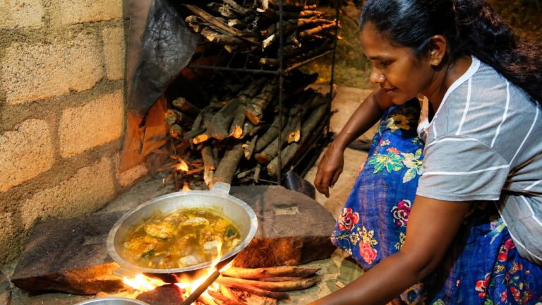 Sri Lankan Hospitality - Priyan Chettan's Wife Cooking Chicken