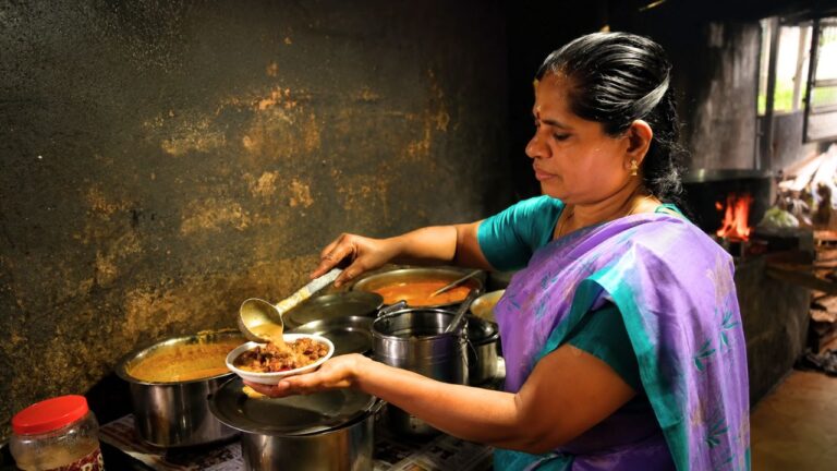 Geetha Chechi Serving Muvattupuzha Breakfast